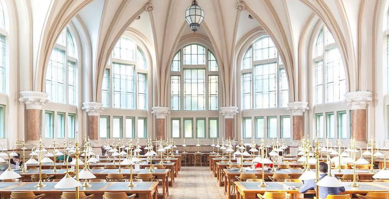 Budapest University of Technology and Economics’in Tuna Nehri kıyısındaki geniş ve tarihi kampüsünün kuşbakışı görünümü.