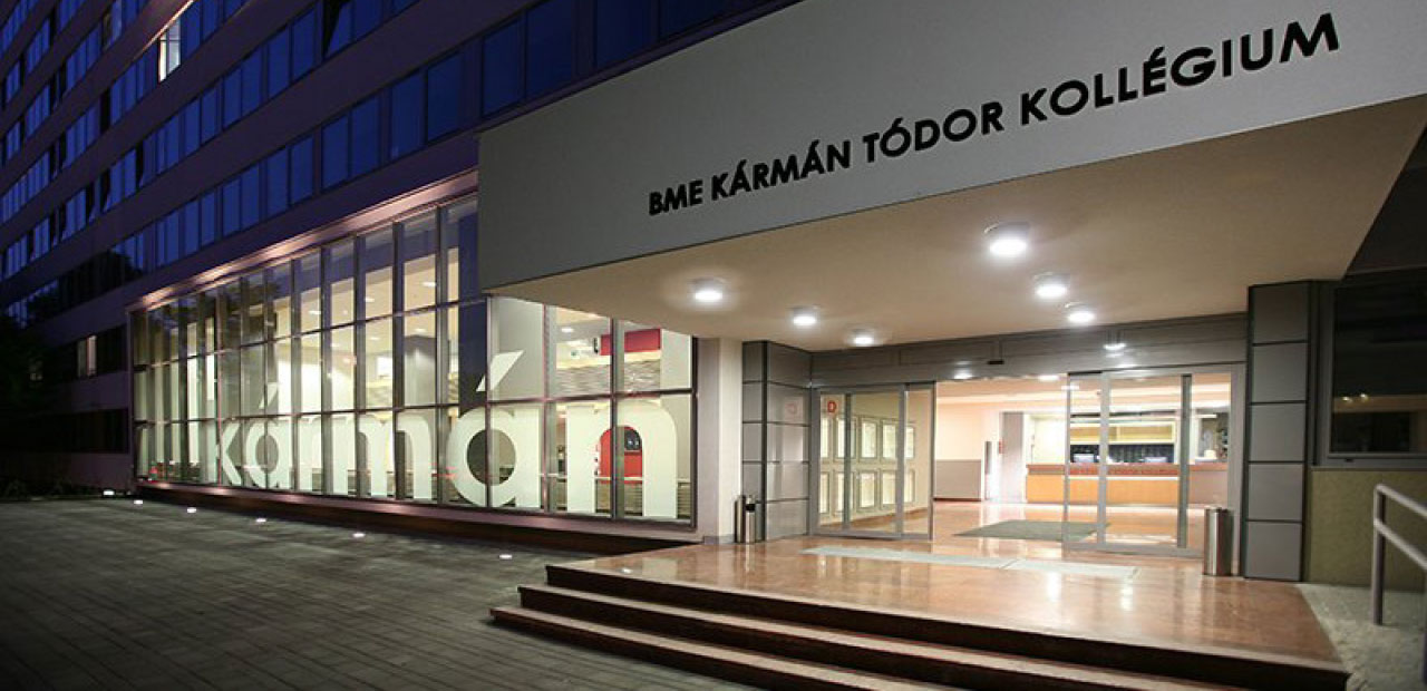 BME Kármán Tódor Öğrenci Yurdu’nun gece ışıklarıyla aydınlatılmış modern giriş alanı.