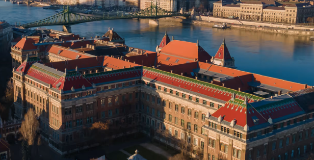 Tuna Nehri kıyısında yer alan Budapest University of Technology and Economics ana kampüsünün kuşbakışı görünümü.