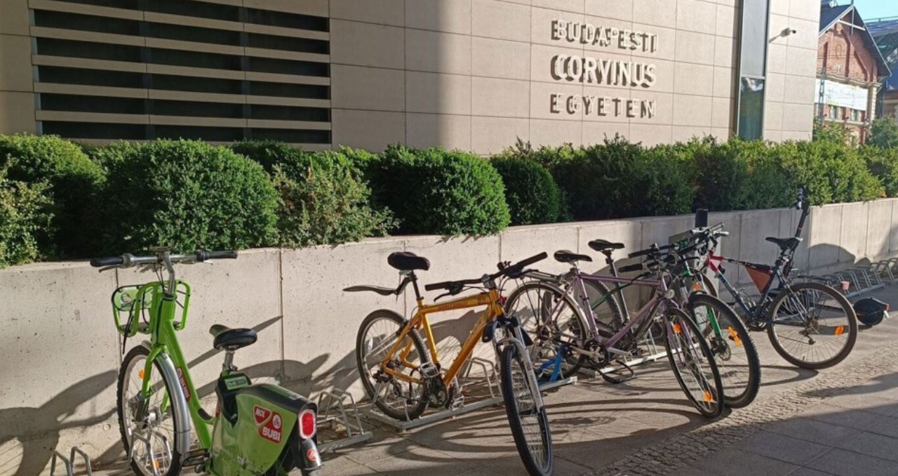 Kampüse ulaşımı gösteren harita, toplu taşıma durakları ve çevre yollarının yer aldığı bilgilendirme görseli.