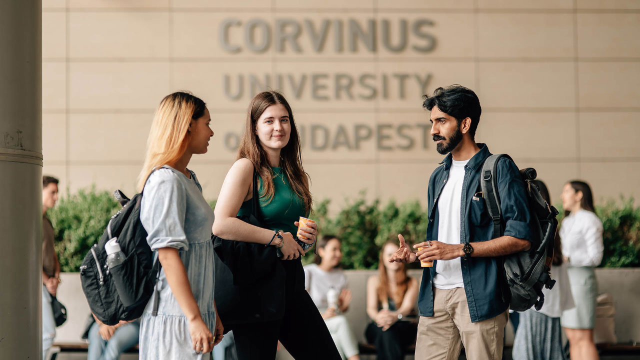 Budapeşte’de tarihi mimarisiyle dikkat çeken Corvinus University of Budapest ana kampüsü; nehir kıyısında büyük, klasik tarzdaki bina.